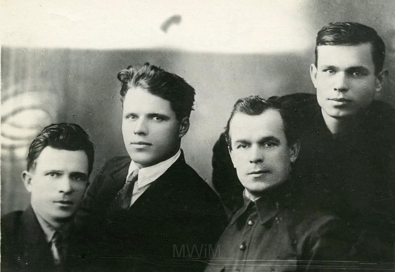KKE 2214.jpg - Fot. Grupowa. Portret. Czterech młodych mężczyzn, lata 20-te XX wieku.